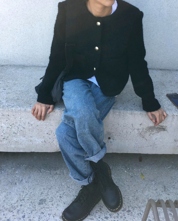 Oui au tlescopage entre veste chanelienne, jeans et Doc Martens !