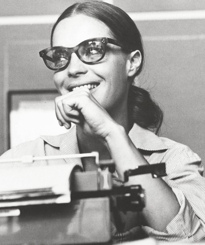 Oui au mix chemisier  rayures verticales / lunettes seventies / regard espigle !