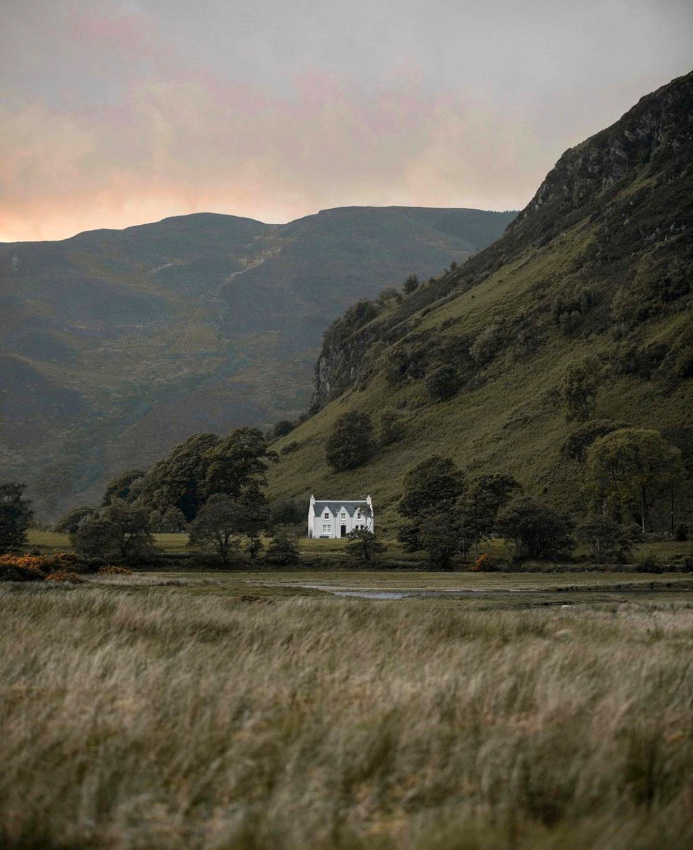 Nature grandiose + maison blanche au toit d'ardoise = le bon mix