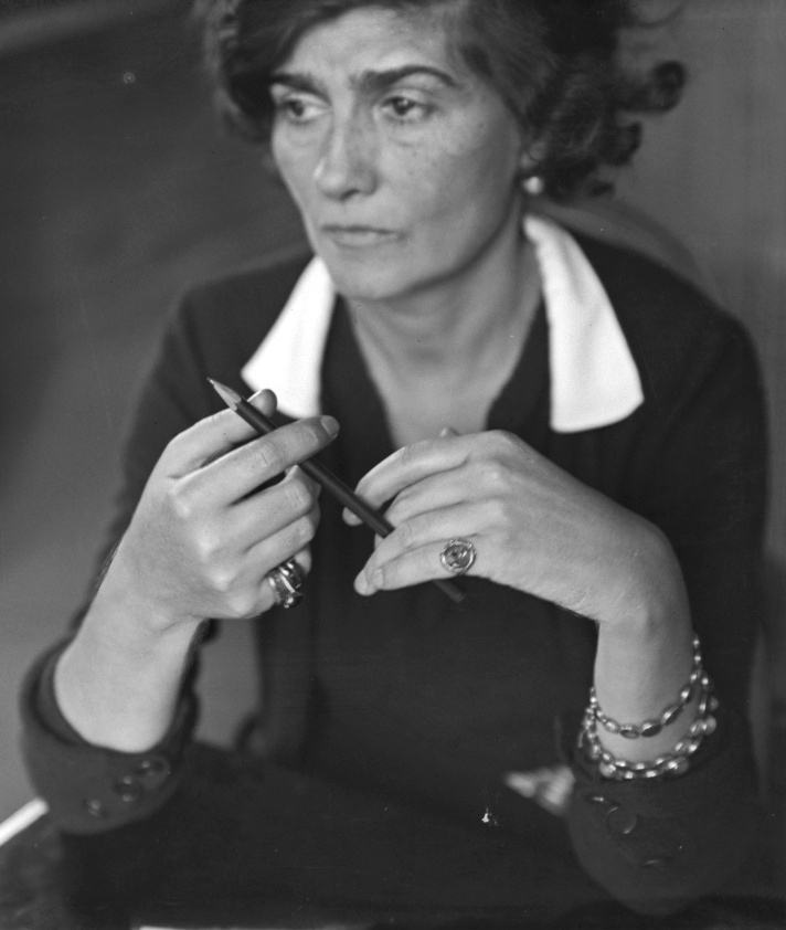  la fois studieux et tnbreux, ce portrait de Coco Chanel retient particulirement l'attention