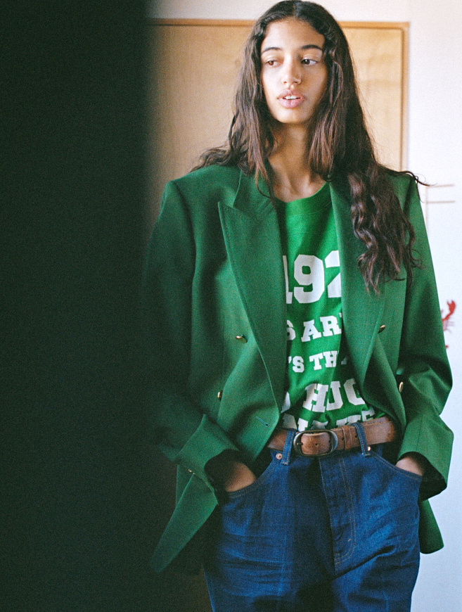 Jeunesse + vtement lgrement trop grand + tee-shirt vert = le bon mix