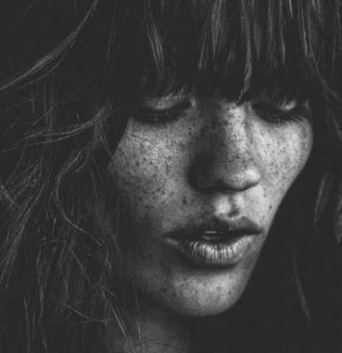 Maxi frange + constellations de taches de rousseur = le bon mix