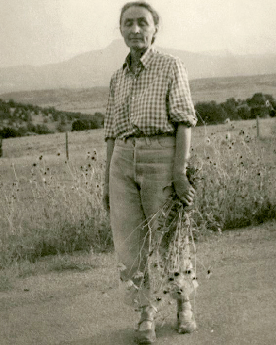Mlant chemise vichy un brin ample, jean large 7/8 et coiffure fminine, ce look de Georgia O'Keeffe a tout bon !