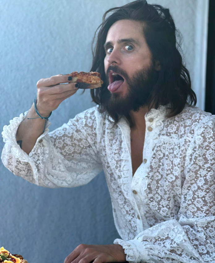 On piquerait bien  Jared Leto sa sublime chemise en dentelle...