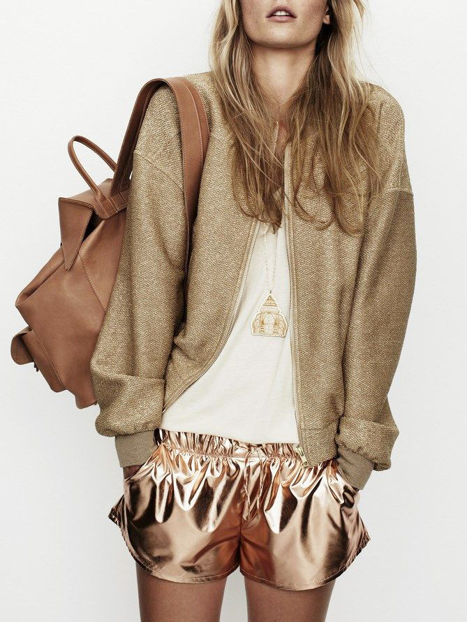 Dclin dans une matire plus disco que casual, le mini short sportswear gagne en caractre !