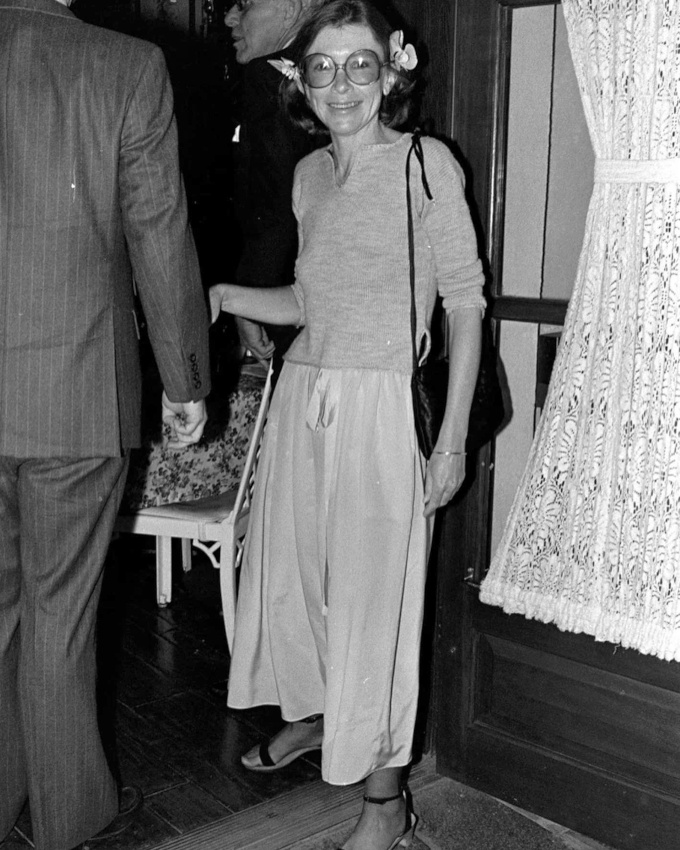 Oui au mix entre jupe culotte fluide, petit pull manches courtes et fines sandales !