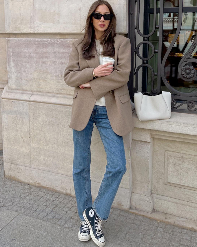 Choisies en vert bouteille, les Converses gagnent en dimension casual chic !