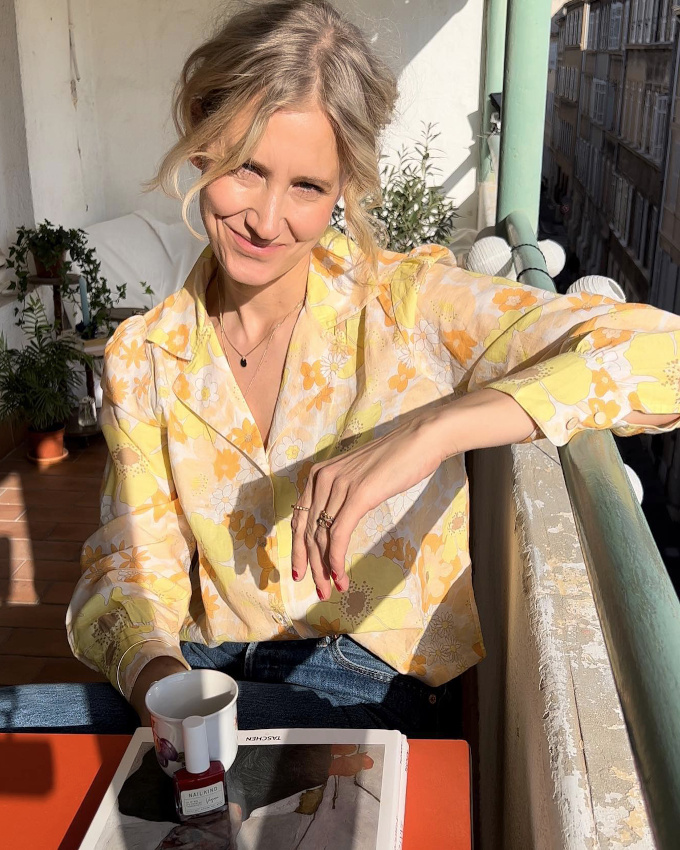 Blond cendr + boucles lgres + chemise fleurie sixties = le bon mix