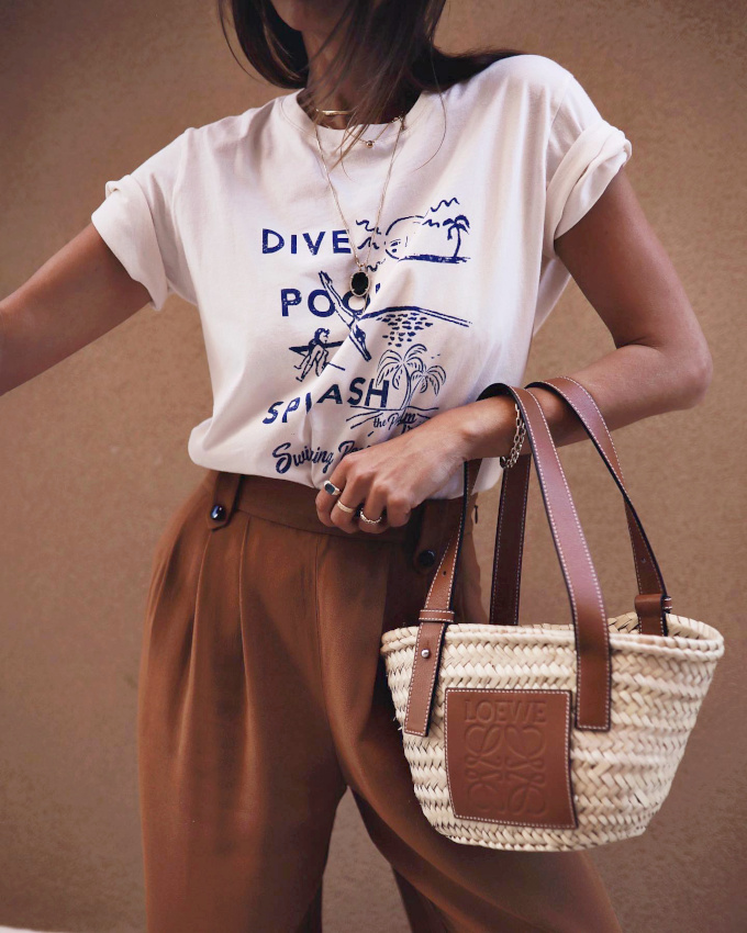 Rien de tel qu'un tee-shirt blanc imprim de bleu pour booster un pantalon marron/caramel !