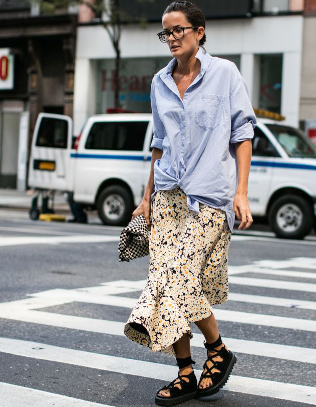 Chemise d'homme noue sur le devant + jupe fleurie mi-longue + sandales plates = le bon mix