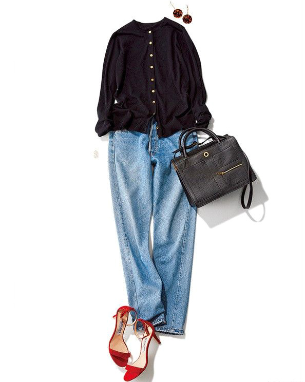 Rien de tel qu'une paire de sandales rouges pour relever un look casual chic !