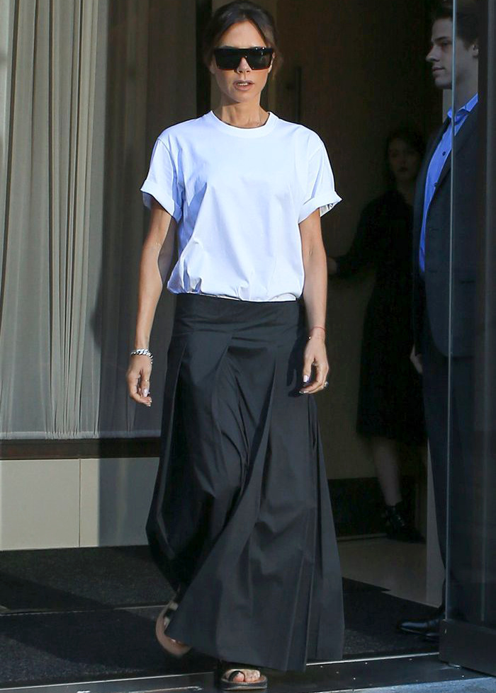 Oui au mix tee-shirt blanc/jupe longue taille basse noire !