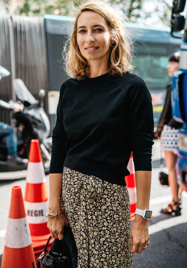 Le petit pull fin col rond : le meilleur alli casual/cosy des jupes fleuries !