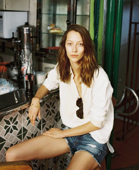 Plus habille qu'un simple tee-shirt, la chemise blanche permet d'apporter un shoot d'allure au short en jean