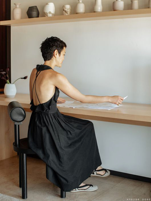 Mlant coupe courte et robe dos nu ultra fminine, cette silhouette tout en contraste fait mouche !