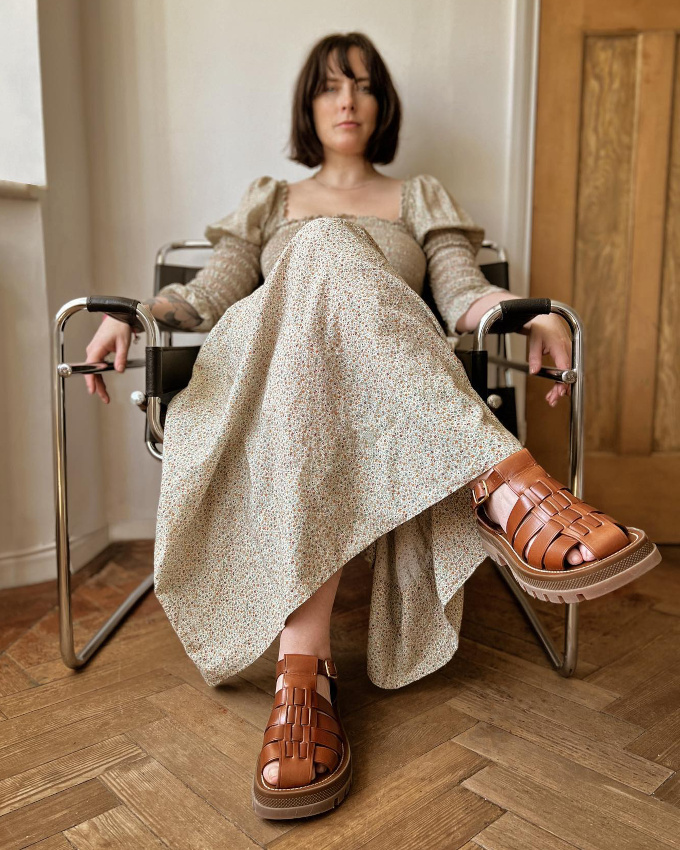 Rien de tel qu'une paire de sandales un brin massives pour twister une longue robe romantique !