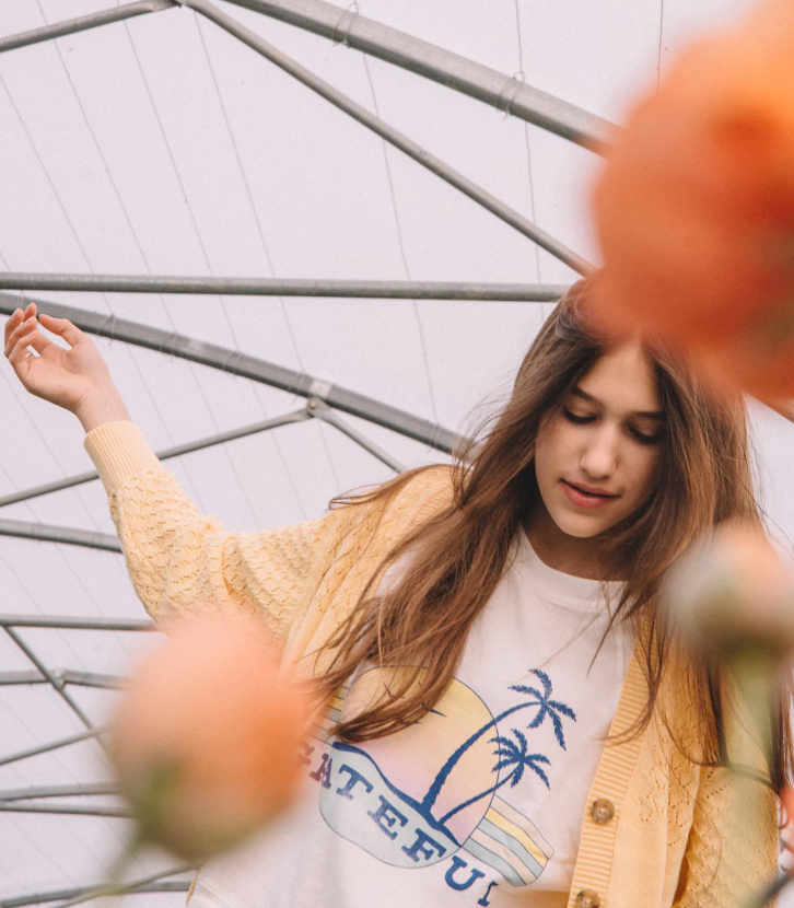 Cardigan un brin loose + tee-shirt esprit vintage + longs cheveux lchs = le bon mix