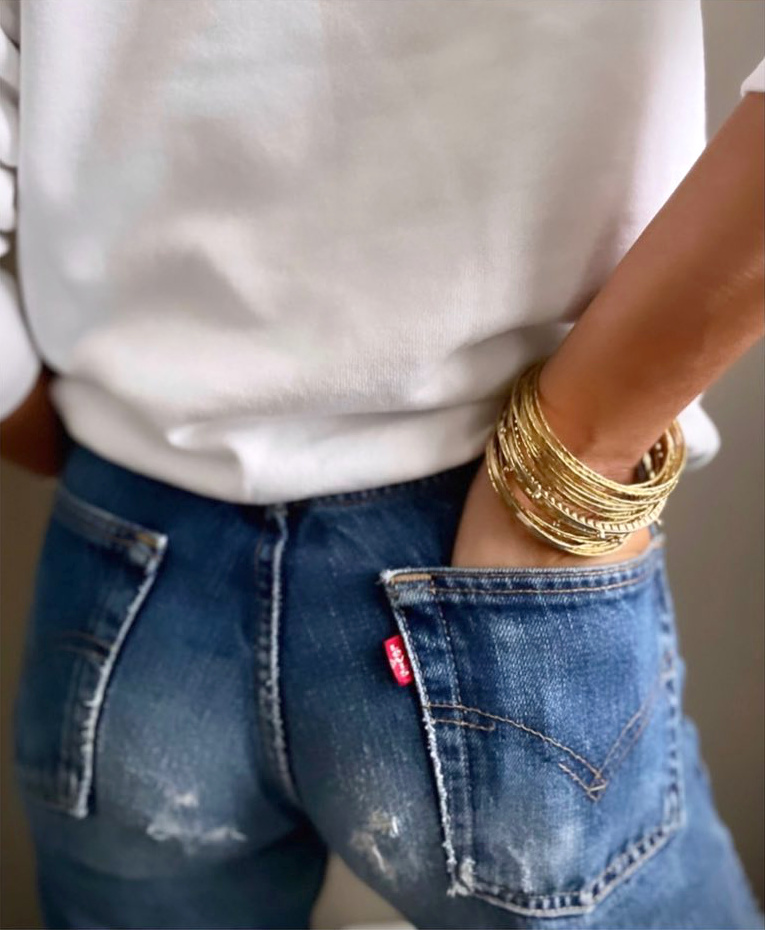 Rien de tel que quelques bijoux dors pour sublimer le duo jean/sweat blanc !