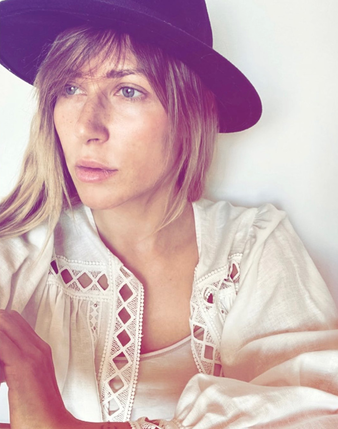 Yeux bleus + dentelle romantique + naturel = le bon mix