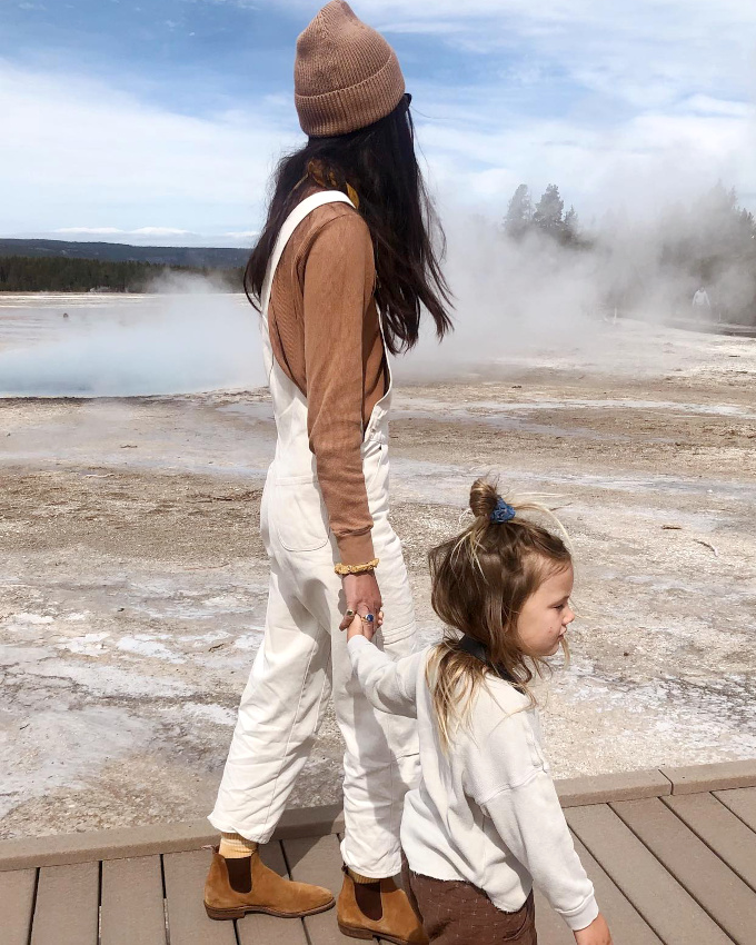 Salopette blanche + sweat caramel + bonnet camel + cheveux longs = le bon mix