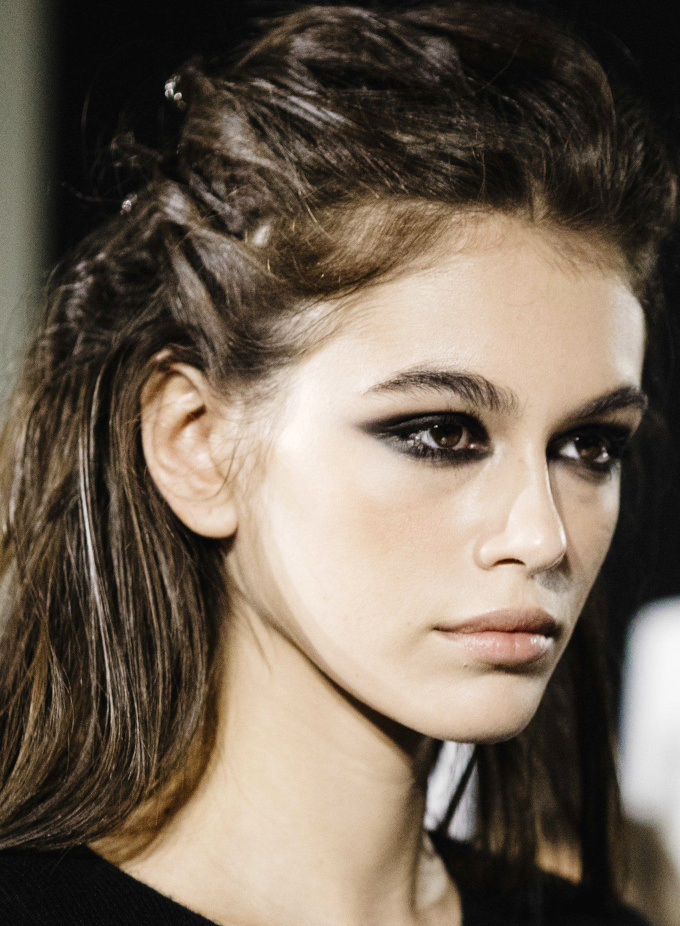 Oui au mix coiffure wild/regard travaill !