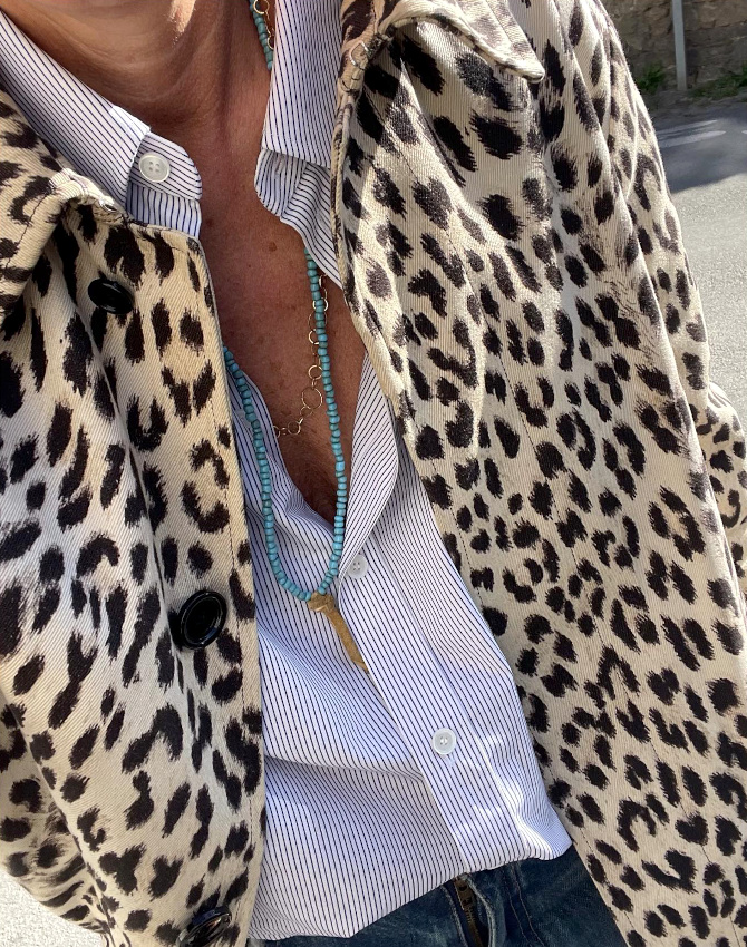 Imprim lopard + fines rayures bleues + fin collier = le bon mix