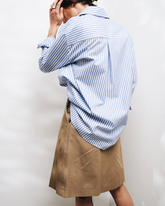 Rien de tel qu'une chemise masculine un brin ample pour patiner le classicisme d'une jupe ligne A !