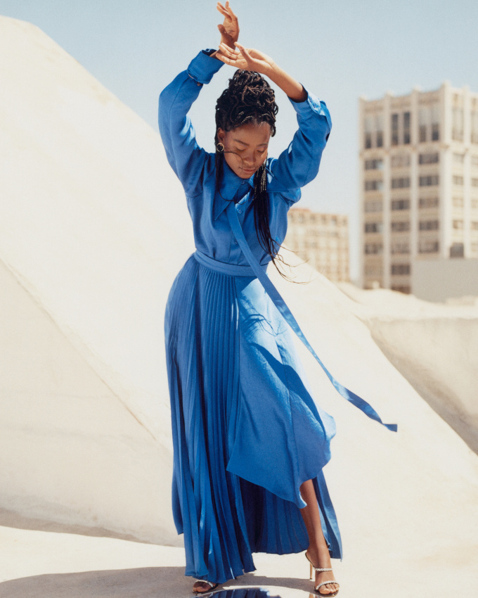 Plus la robe est couvrante, plus il est conseill de lui associer une paire de fines sandales  hauts talons !