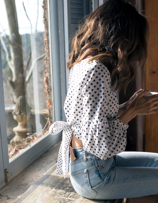 Toujours apaiser ses tops romantiques au contact d'un jean !