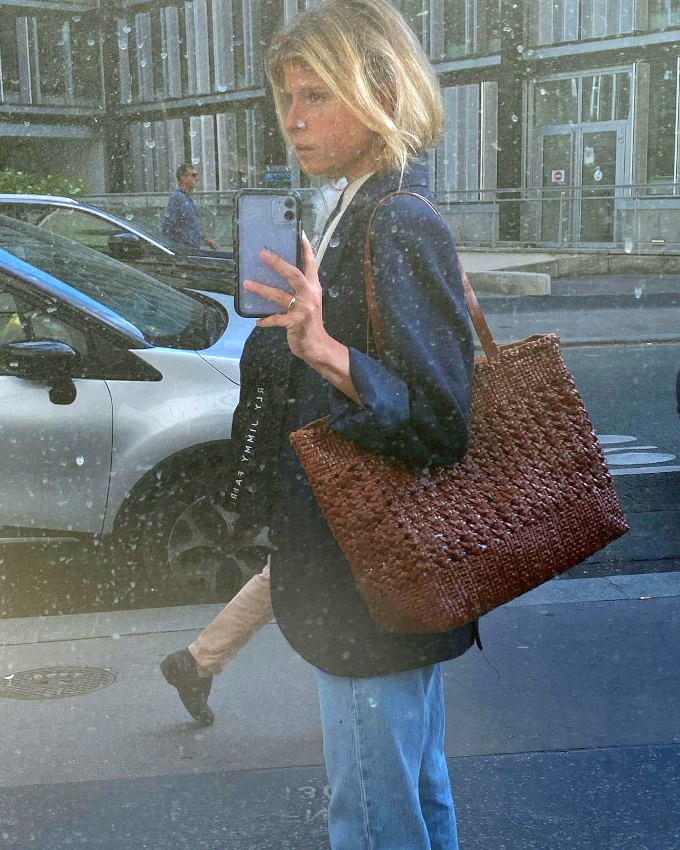 Blazer bleu marine + jean clair + sac cabas en cuir tress marron = le bon mix