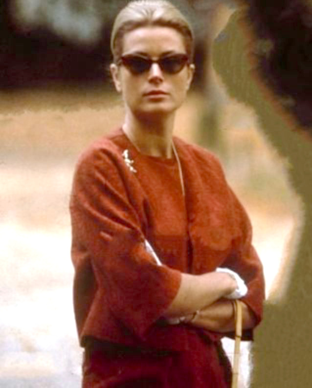 Rien de tel qu'un classique pull-over col rond pour upgrader une paire de lunettes cat-eye !