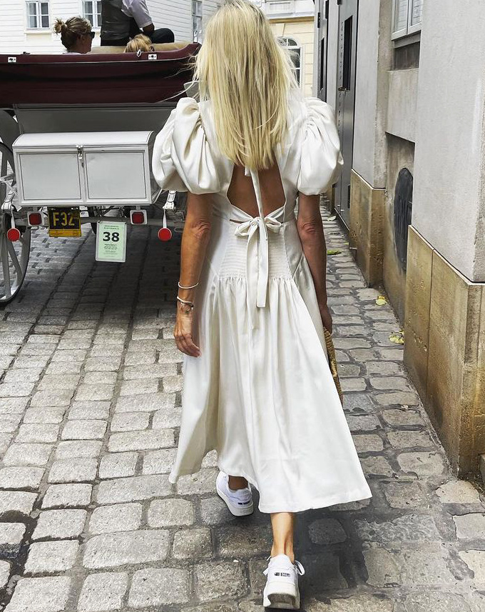 Robe romantique + baskets = le bon mix