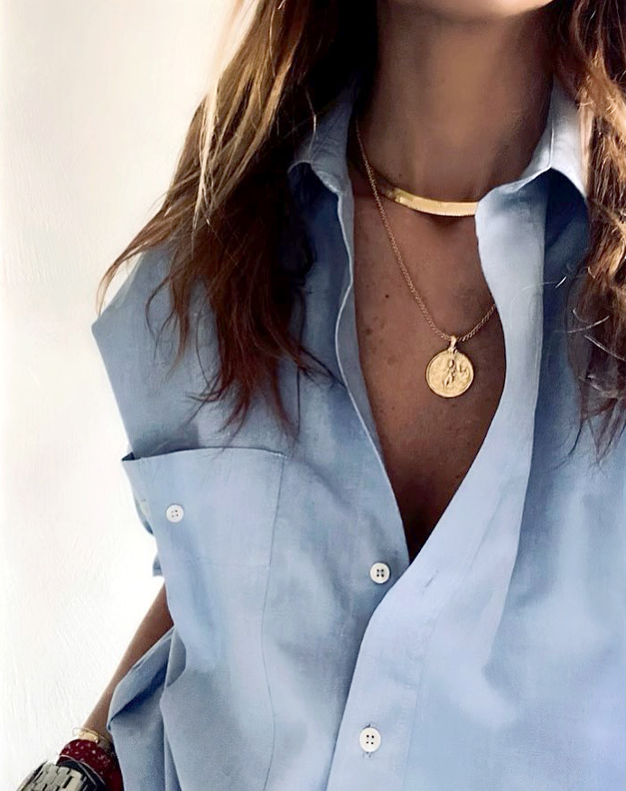 Chemise masculine + bijoux dors + peau bronze = le bon mix