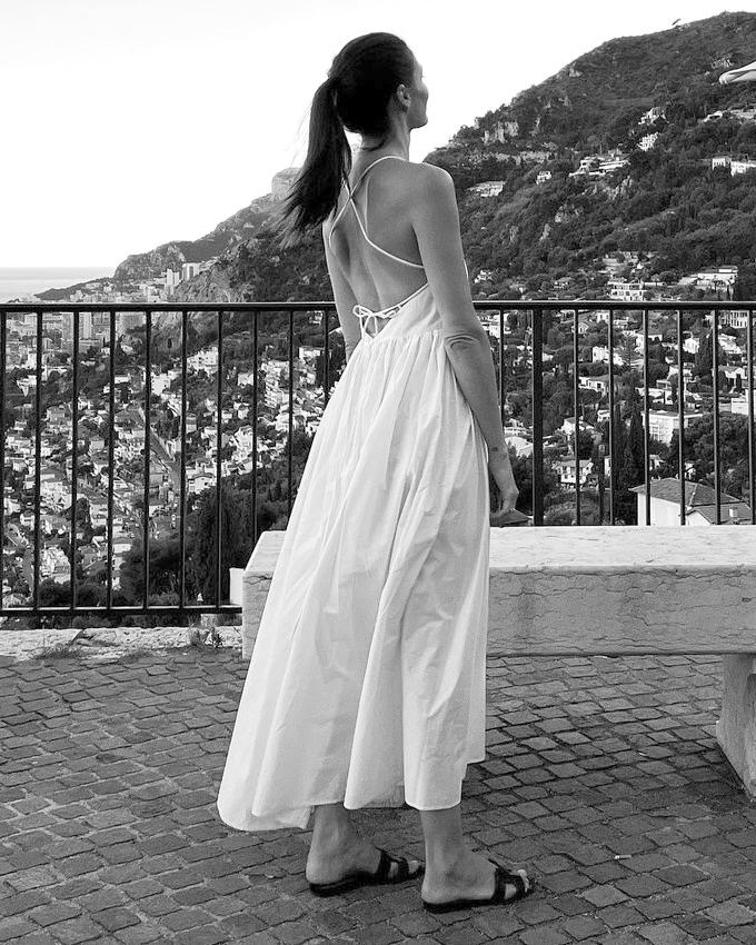 En t, les robes longues et amples gagnent  arborer un joli dos nu !