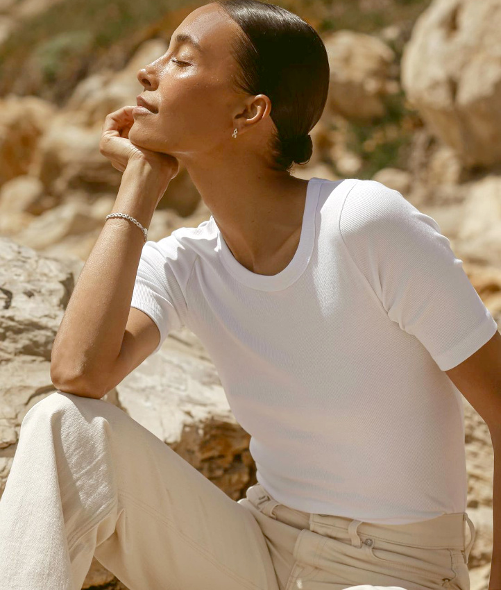 Minimalisme + coiffure soigne = le bon mix