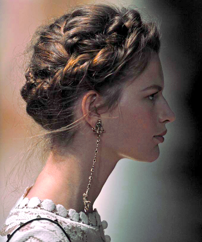 Couronne de tresses + long cou = le bon mix