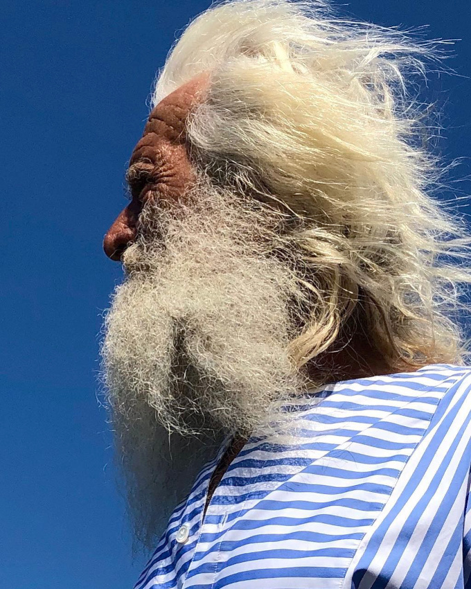 Rien de tel que la rigueur des rayures horizontales pour sublimer une allure naturelle !