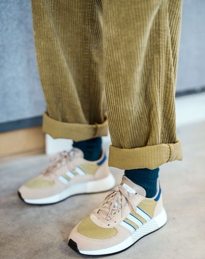 Baskets pastels + pantalon large en velours c�tel� roulott� sur la cheville = le bon mix