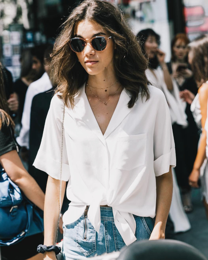 Nouer une chemise blanche dans le bas ou comment changer facilement l'allure de cette derni�re !