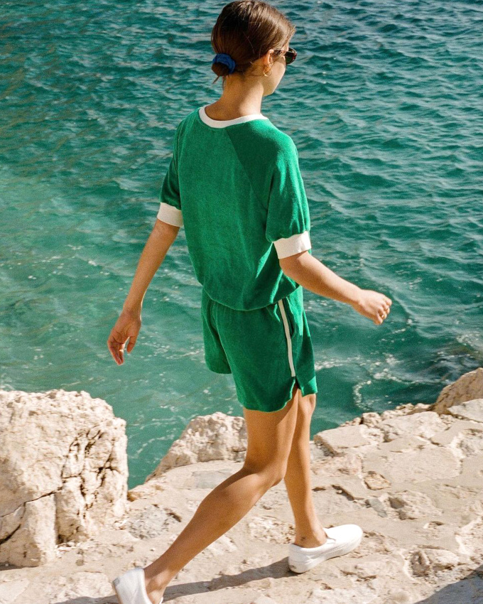 Quand l'�t� autorise � se glisser dans des v�tements d'enfant taille adulte !