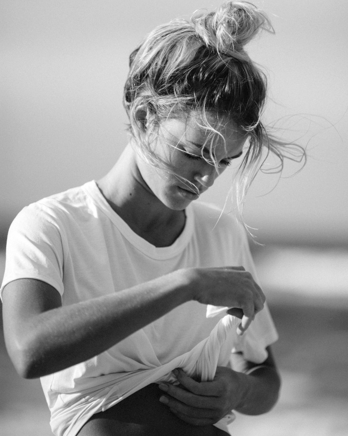 Le nouage de tee-shirt : le geste simple qui twiste efficacement les tops en jersey de coton !