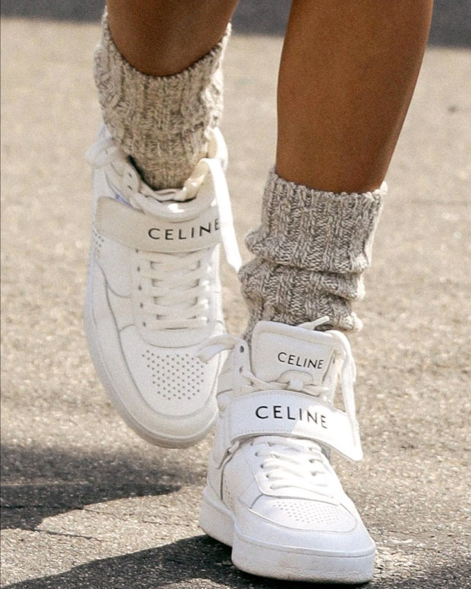 Baskets blanches + chaussettes �paisses = le bon mix