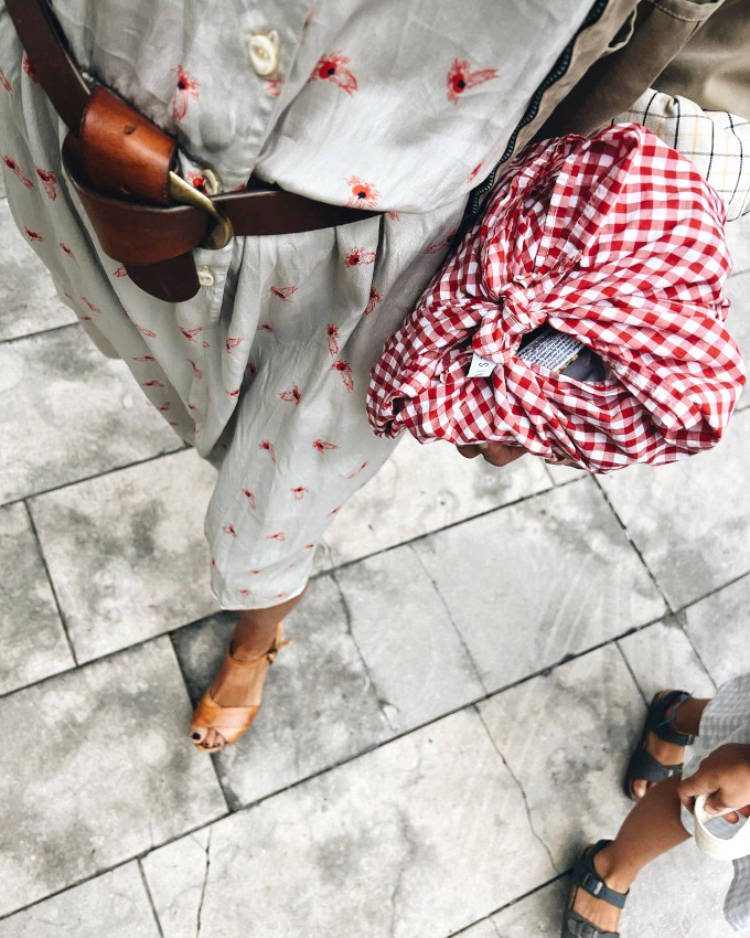 Rien de tel qu'une large ceinture en cuir masculine pour donner du caractère aux fines étoffes estivales !