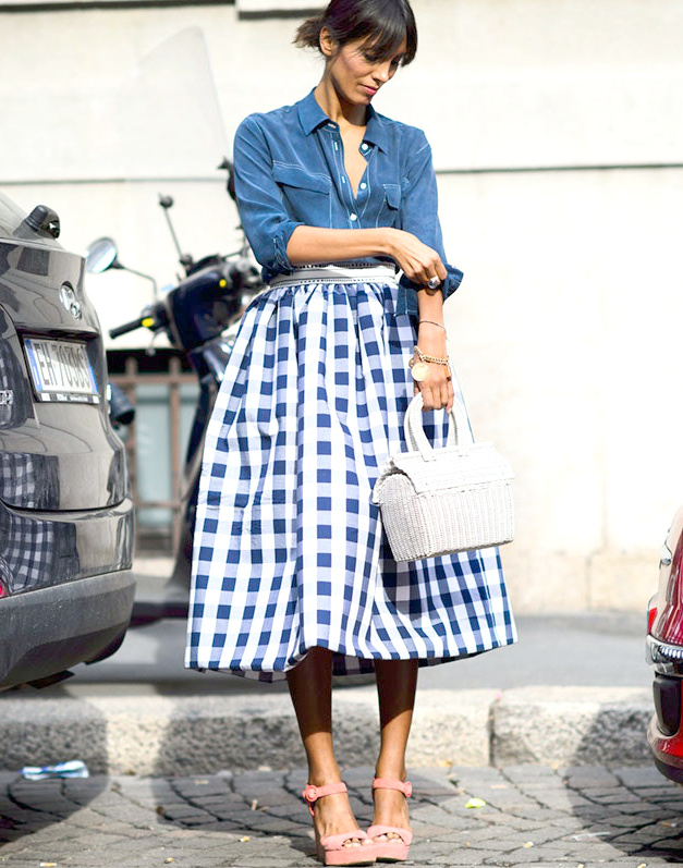 La chemise unisexe : la meilleure compagne du duo ample jupe midi/sandales � talons !