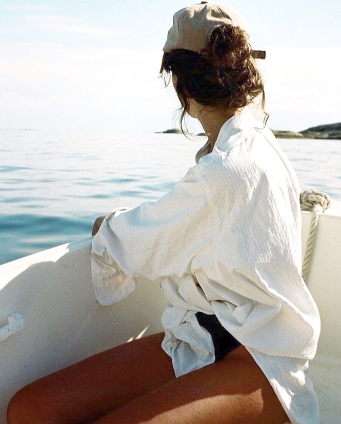 Chemise d'homme un brin trop grande et casquette un brin vieillie : deux indispensables de l'�t� !