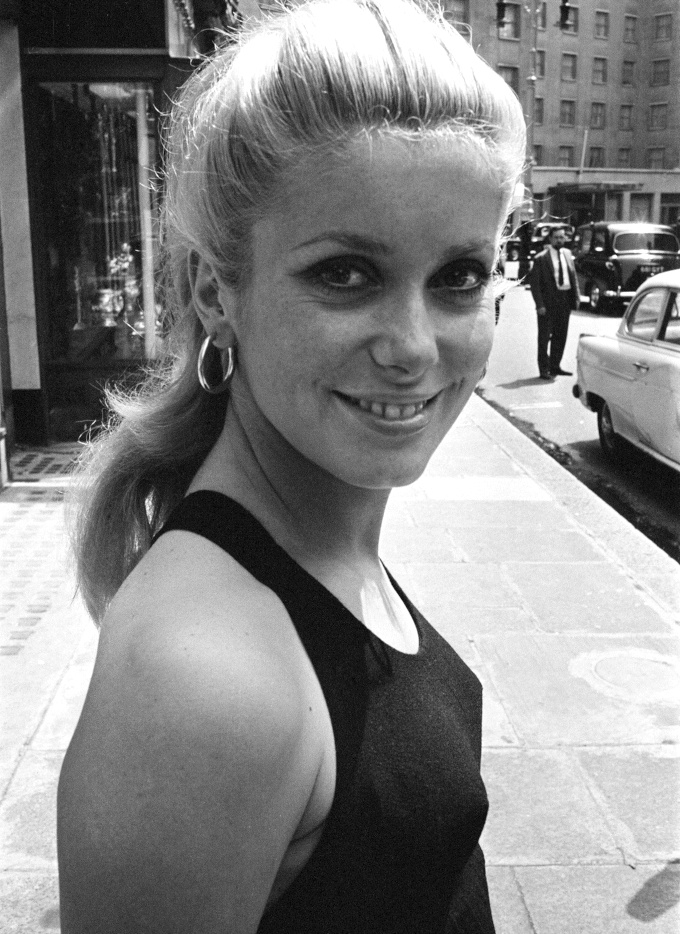 M�lant d�bardeur noir et cr�oles �paisses, ce look de Catherine Deneuve n'a rien � envier � ceux de 2022 !