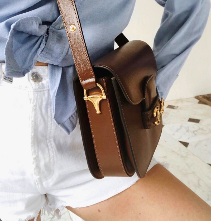 Rien de tel qu'un sac en cuir chocolat pour rehausser le duo estival blanc/bleu ciel !