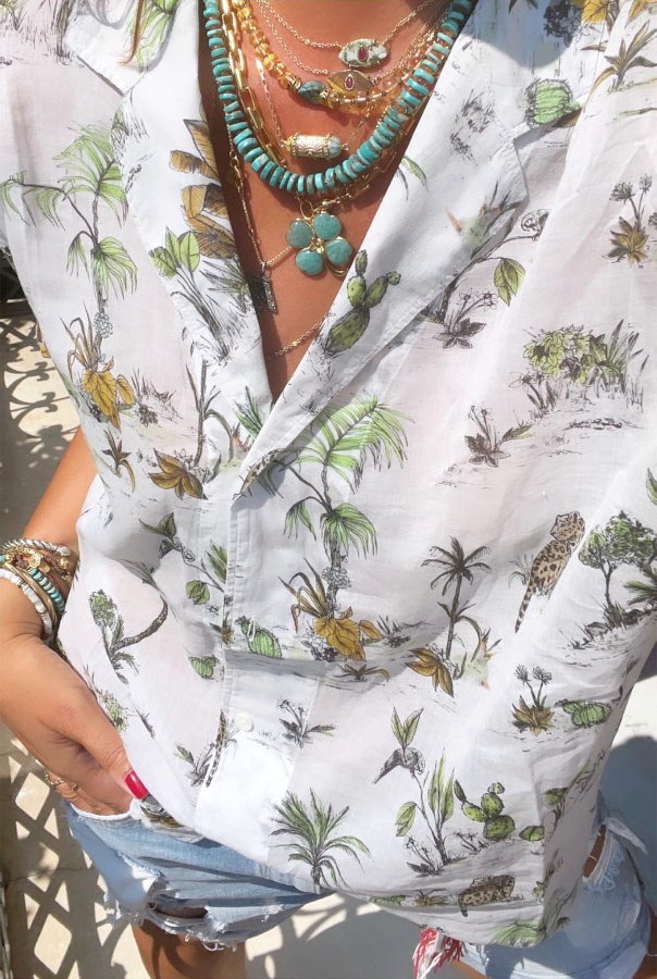 Accumulation de colliers + chemise masculine/fantaisie = le bon mix