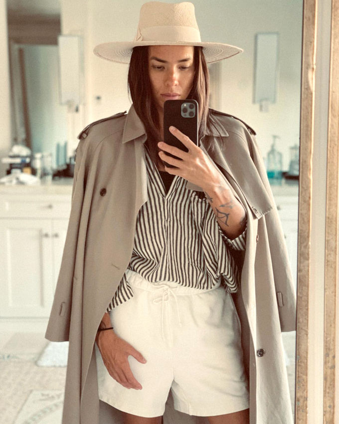 Trench + tenue estivale = le bon mix