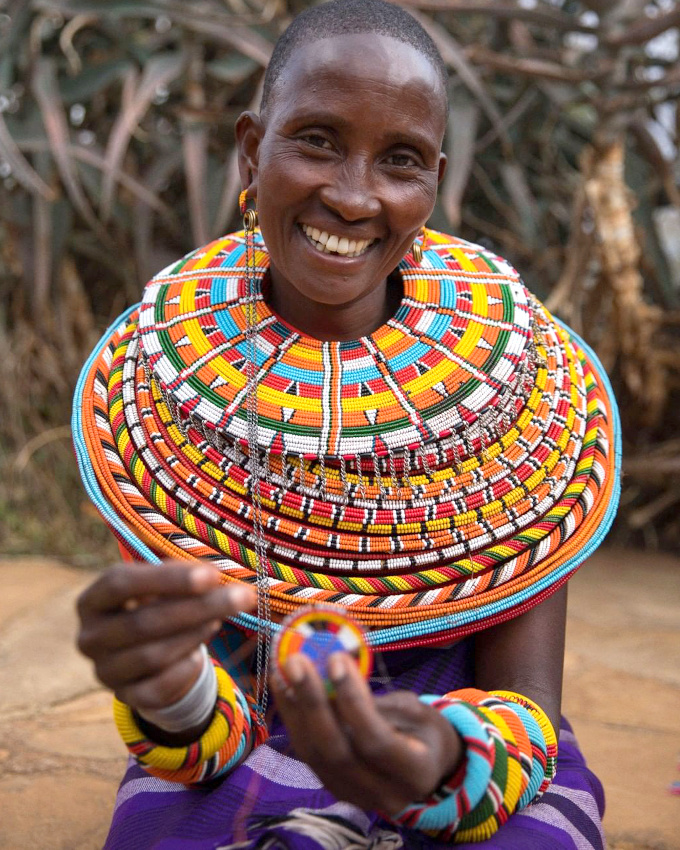 Accumulation de bijoux + maxi sourire = le bon mix